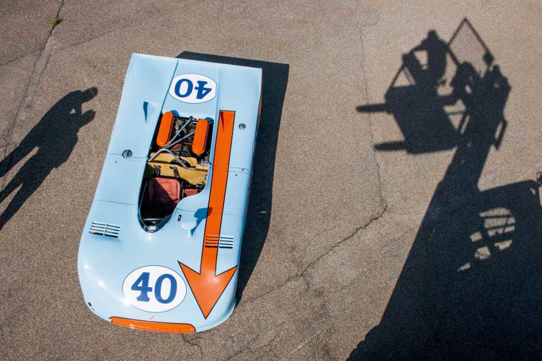 Der Porsche 908/03 von 1970 wirkt wie aus einem Guss. Die Kunststoffkarosserie ist ein gelungener aerodynamischer Wurf und kommt ohne Spoiler oder Flügel aus. Schlitze entlüften die vorderen Radhäuser, hinten leiten Naca-Einlässe Kühlluft zu den Bremsen.