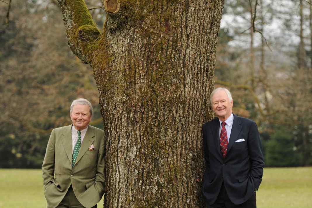Zwei Männer, ein Baum und der Boden. Abgehoben haben beide nicht im Leben, und der Baum, dessen Nähe sie schätzen, darf als Symbol gelten.