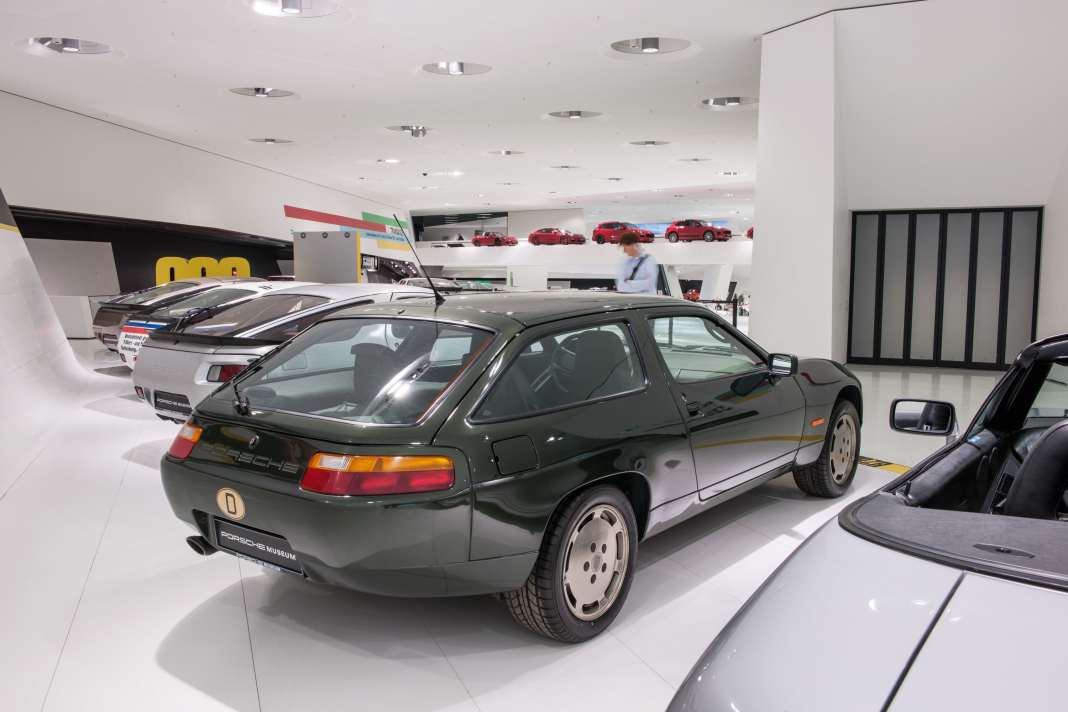 ERFOLGREICHE STRETCHÜBUNG: DER UM 250 MILLIMETER VERLÄNGERTE RADSTAND UND DER KOMPLETT NEUE  HECKAUFBAU MACHTEN AUS DEM 2+2 EINEN ECHTEN VIERSITZER.