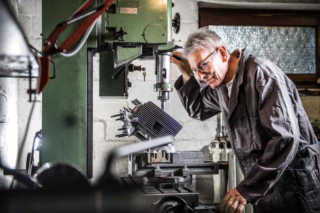 Fräsmaschine und Drehbank sind die wichtigsten Werkmaschinen in Pohls kleiner Souterrain-Werkstatt. So überschaubar der Maschinenpark, so tiefgreifend wirken die damit durchgeführten Arbeitsschritte. Der Ingenieur fertigt beispielsweise neue Ventile aus modernen Werkstoffen oder versieht die ehrwürdigen Königswellen mit Ölentlastungsbohrungen – eine wirksame Maßnahme zur Bekämpfung der Motoren-Inkontinenz.