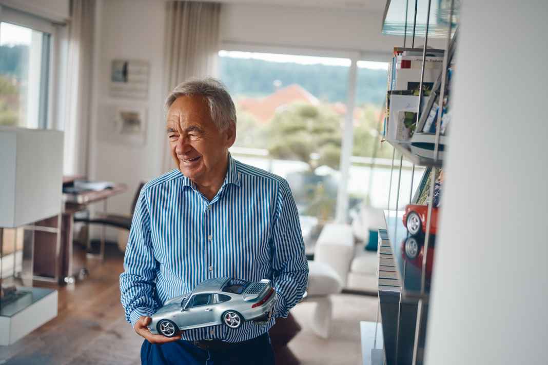 Jürgen Pippig in seinem Wohnzimmer in Mindelheim im Allgäu, wo er gemeinsam mit seiner Frau lebt. Der 993 spielte in seiner beruflichen Laufbahn bei Porsche eine große Rolle