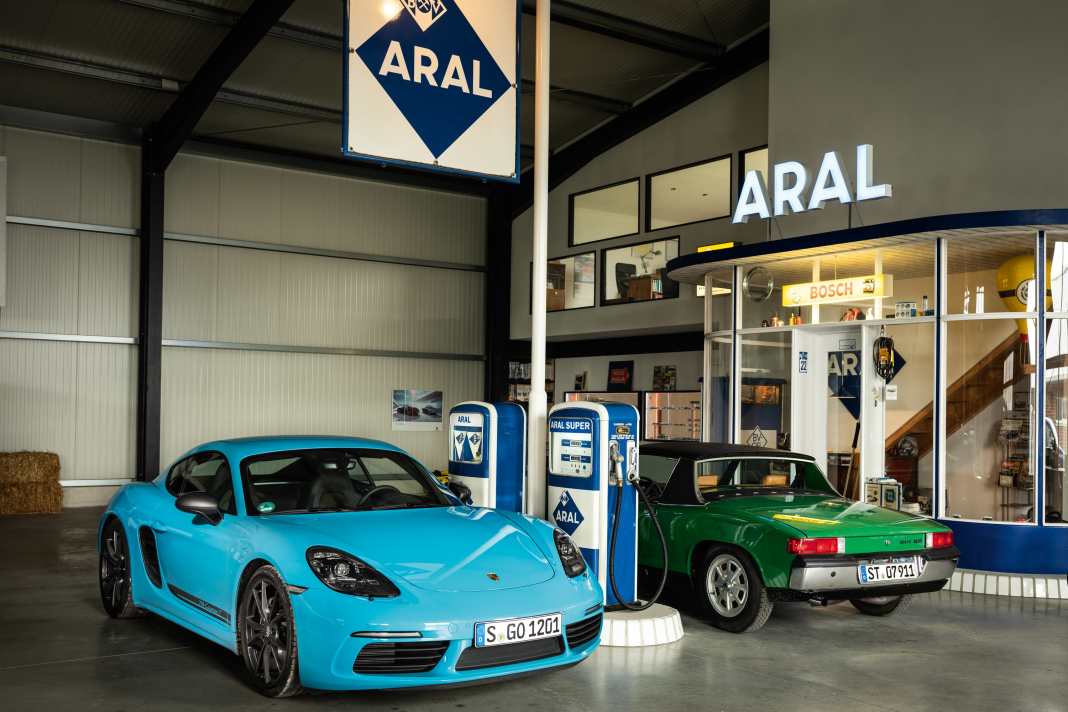 Alles super? An einer nachempfundenen Aral-Tankstelle treffen sich der bullige  718 T und der filigrane 914/4.