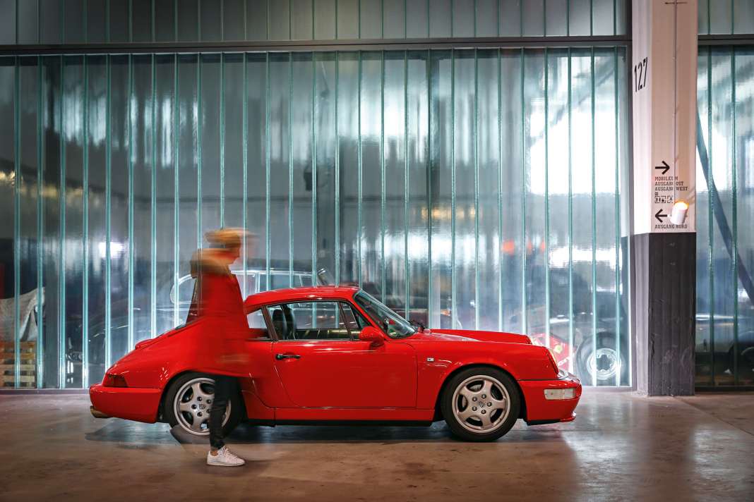Erbe des Bauhauses. Der 964 C2 vor einer wunderbar mit Industrieglas verkleideten Werkstatt des Schuppen Eins in der Hansestadt Bremen.