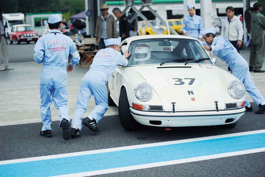 Motorsportlegende Tetsu Ikuzawa am Steuer des 911 T von 1968. Der Autodidakt fährt heute immer noch Rennen – und gewinnt.