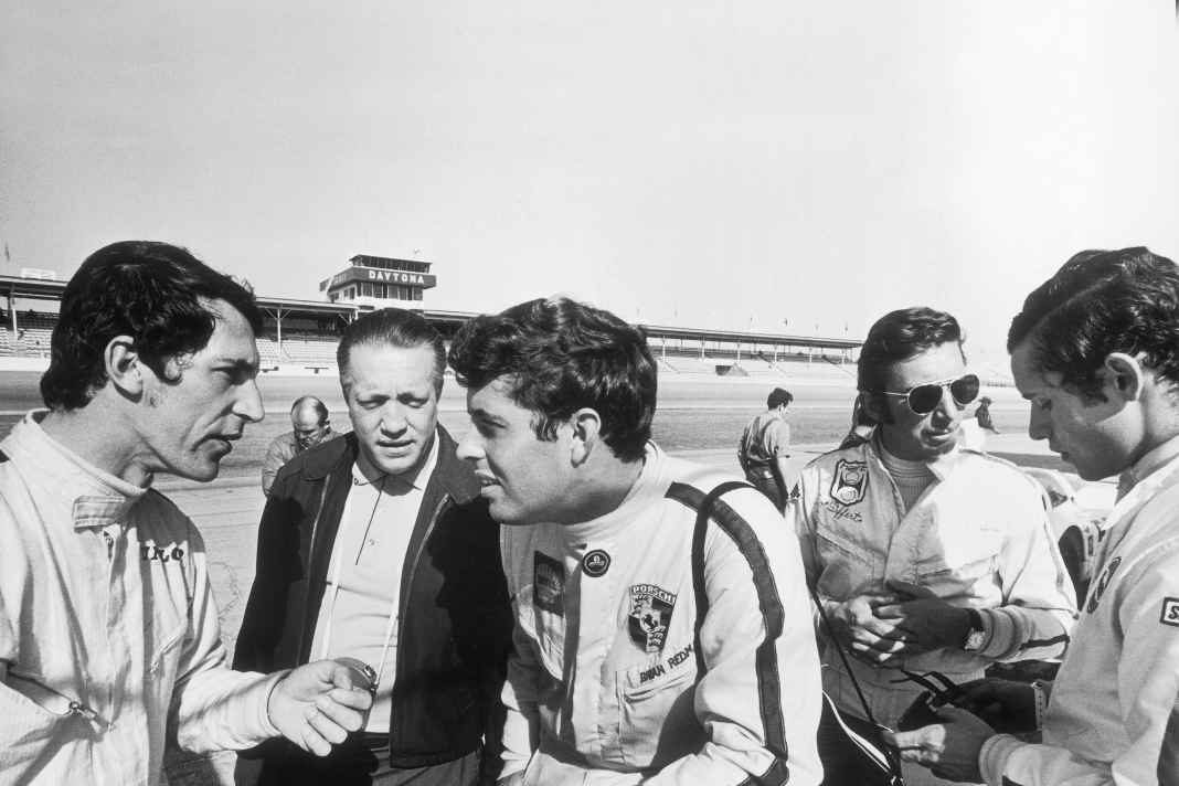 Daytona 1969, die Jagd auf den ersten WM-Titel beginnt. Vier der schnellsten Männer der Welt fahren Porsche: Vic Elford, Brian Redman, Jo Siffert und Jacky Ickx (v. l.). Versuchschef Helmuth Bott (2. v. l.) ist der Chef der Mission.