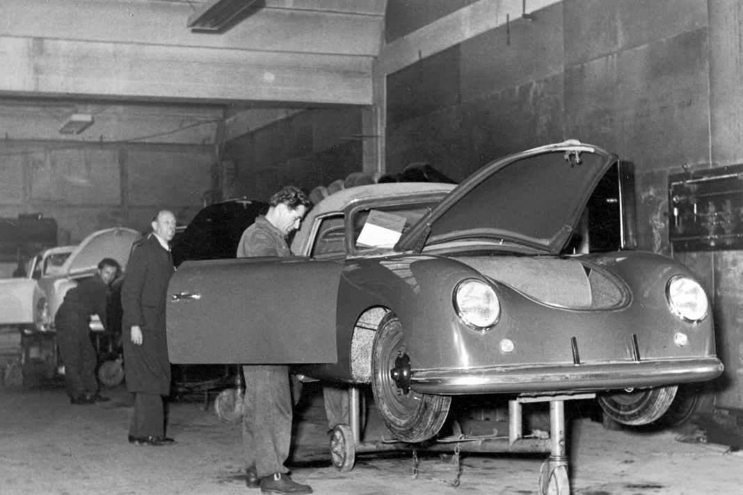 Die ersten Porsche 356 werden gefertigt: ein Blick in die Zuffenhausener Produktionshalle im Jahr 1950.