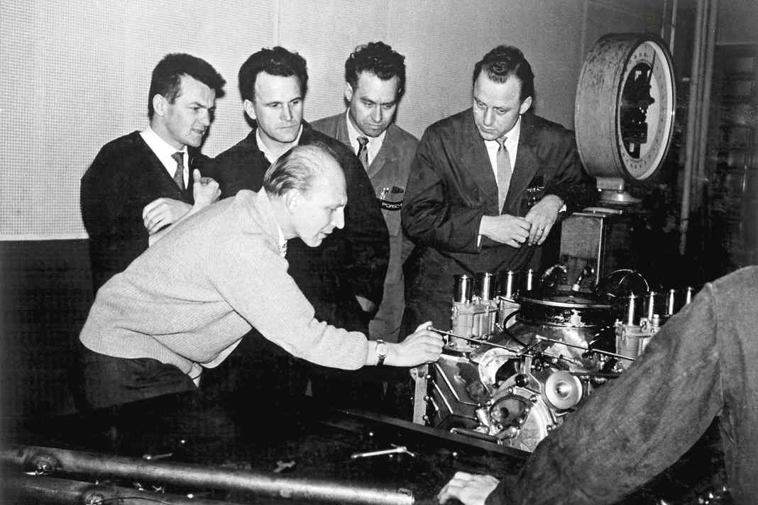 Hans Mezger (2. v. l.) 1960 mit dem ersten Porsche-Formel-1-Motor des Typs 753 und seinen Kollegen Hans Hönick (über dem Motor), Eberhard Storz, Helmut Heim und Rolf Schrag