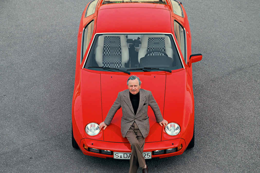 928 – 1977 bis 1982. Ferry Porsche war stolz auf den 928. Der Gran Turismo avancierte 1977 zum Star auf dem Genfer Automobilsalon. Das Bild mit Ferry Porsche...