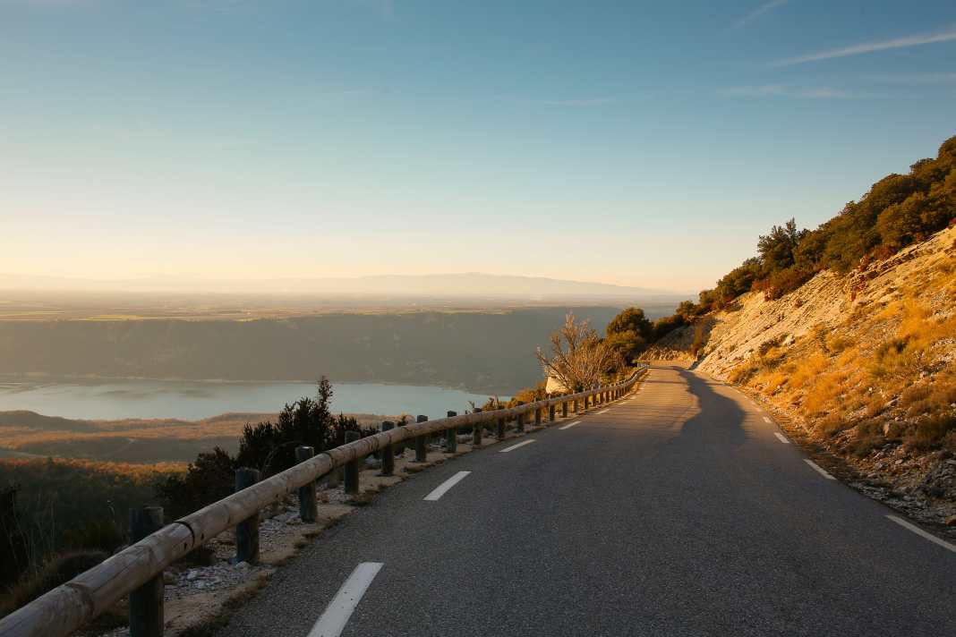 Über Hügel und Berge: Die französischen Seealpen bieten immer wieder atemberaubende Panoramen