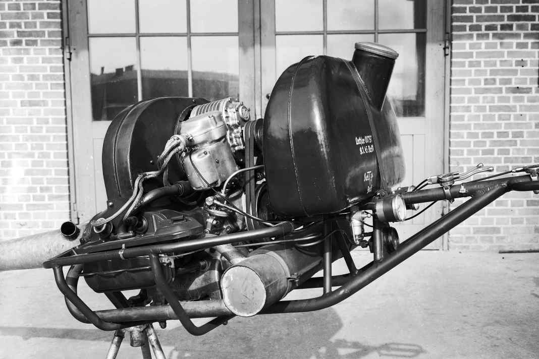 Deutlich zu erkennen: Unter der Haube des Typs 170 steckt ein Volkswagen-Motor mit aufgesetztem Roots-Kompressor.