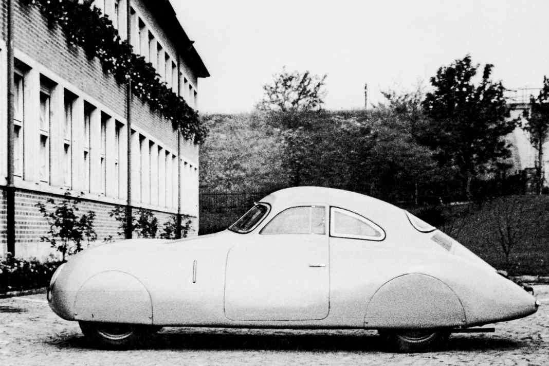 Wagen 38/41 Baudatum: 19.8.1939, ursprünglicher Motor: 38/41 (Baudatum: 13.4.1939), vor dem 31.12.1940 Motor 38/43 eingebaut (Baudatum: 22.10.1939), meist mit Kennzeichen IIIA – 0703 versehen, leichter Versatz zwischen Tür und hinterem Seitenfenster, am 6.9.1939 im Werkshof von Porsche fotografiert, in der Porsche-Inventarliste vom 31.12.1940 als »Sportwagen 2, abgestellt« vermerkt, von Ende 1940 bis Kriegsende wohl in Berlin als Vorführwagen im Volkswagen-Hauptquartier genutzt, gegen Ende des Krieges Dach von Bombe durchschlagen, Reste danach nach Gmünd transportiert. Fahrgestell weitergenutzt mit Karosserie von 38/43, mit Nummer K45.240 auf Porsche zugelassen, vor dem 9.4.1948 von Farina in Italien überholt, Umbau auf Schiebefenster, größeren Grill vorn und unten angeschlagene Scheibenwischer. An Otto Mathé verkauft am 14.6.1949, Kennzeichen T2.222, 1951 auf Käfer-Boden umgesetzt. Verbleib Fahrgestell danach unbekannt, Versteigerungsversuch von RM Sotheby’s Mitte August 2019 für 17 Mio. US-Dollar.