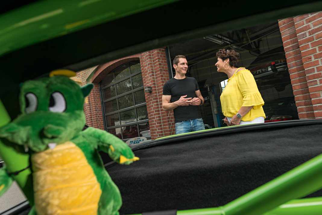 Streng genommen ist Elliot nicht Leas Sohn, sondern ein Stoffdrache. Und ein grüner Porsche, genauer: ein 78er 911 im Renntrimm, der von Lea entsprechend heiß bewegt wird und dafür vor allem eines braucht: Kurvenlage. Und an dem Punkt kam PORSCHE KLASSIK ins Spiell.