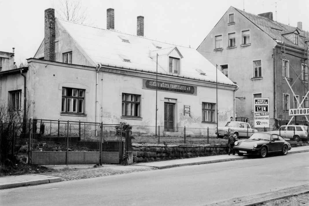 Erste Adresse Ein Porsche 911 vor dem Geburtshaus Porsches, das wirkt 1975 fast surreal.