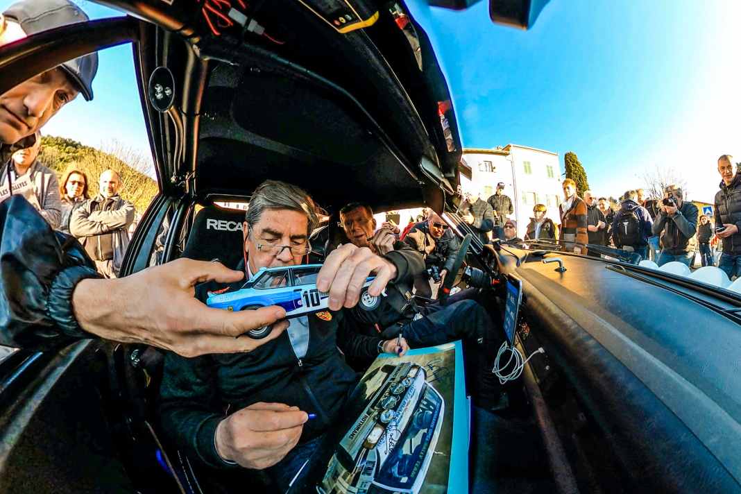 Andenken: 1980 holten sich Christian Geistdörfer und Walter Röhrl den erträumten Monte- Sieg im Fiat 131 Abarth, weiß-blau lackiert, mit der Startnummer 10. Noch heute signieren die beiden regelmäßig Modelle ihres ersten Siegerfahrzeugs.