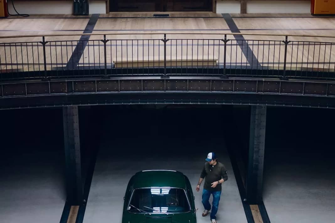 Mark Porsche mit einem frühen irischgrünen Porsche 911 (F-Modell) aus dem Familienbesitz