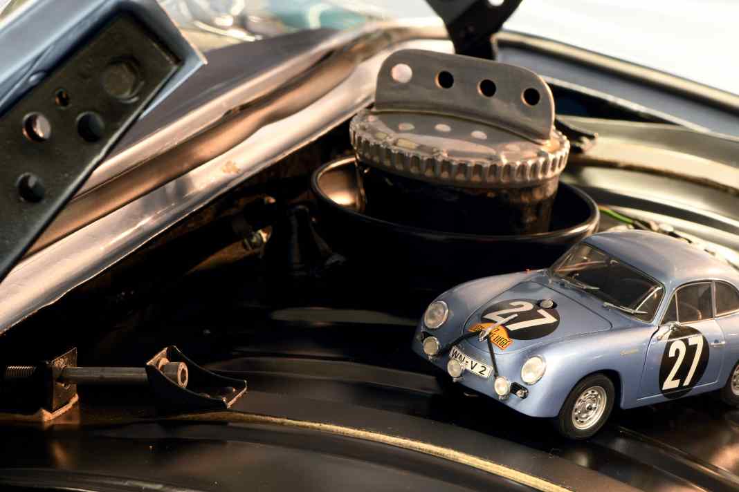 Der Porsche 356 »V2« von Schuco in 1:18 parkt auf dem Renntank des millionenschweren Originals, das im Top-Zustand eine Garage in Bayern als Box benutzt.