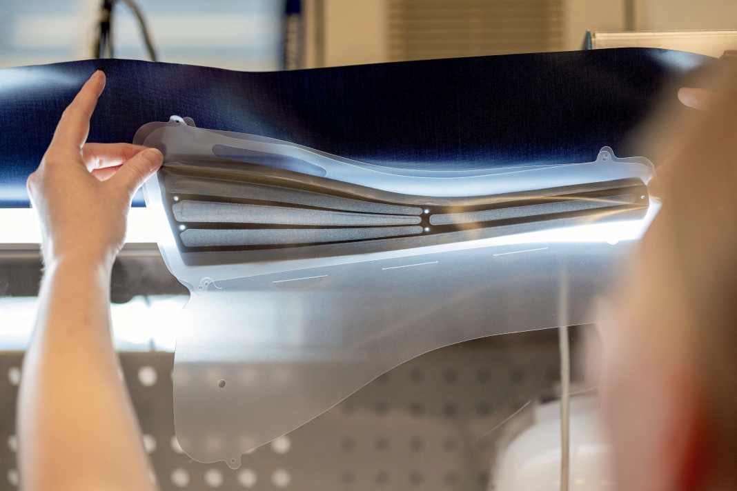 Jeder pneumatische Aktuator des 911 Turbo besteht aus mehreren Lagen Gewebe, die zu einem kunstvollen Labyrinth miteinander hochfrequenzverschweißt werden. | Porsche AG