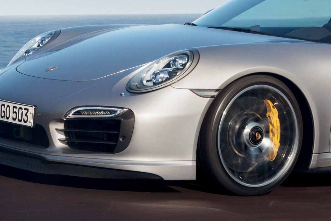 Der Bugspoiler des allradgetriebenen Porsche 911 der Baureihe 991 in der voll ausgefahrenen Performance-Position. | Porsche AG