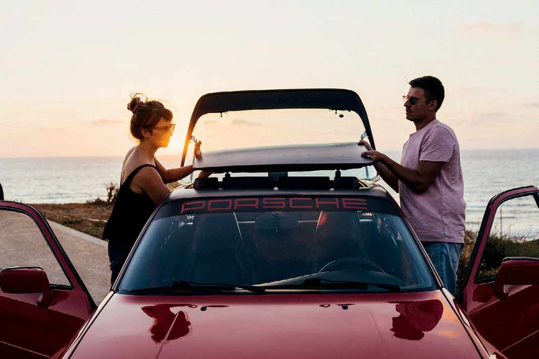 Oben ohne: Manche Dinge erledigt man besser zu zweit, so auch die Demontage des herausnehmbaren Hubdachs. | Fotograf: Jonas Opperskalski