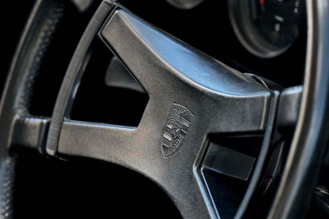 Das Vierspeichen-Lenkrad weist den Porsche-Prototyp als F-Serie aus. Der Volant war dünn, aber im Kranz mit feinem Leder bezogen. Der Pralltopf wurde aus Kunststoff gefertigt.