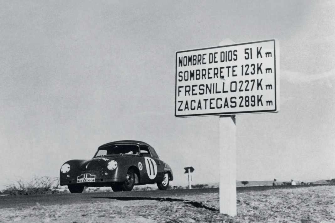 Name Gottes: So heißt Nombre de Dios auf Deutsch, die Kleinstadt liegt bei Durango in der Sierra Madre. Es ist Freitag, der 21. November 1952, am selben Tag klemmen die Ventile des 356 Cabriolets, weil der Kraftstoff verharzt ist. | FOTOGRAFIE UNTERNEHMENSARCHIV DER PORSCHE AG