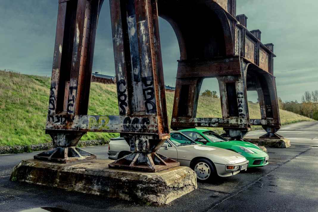 Zwei Porsche, zwei Epochen: Der 160 PS starke 924 S auf diesen Bildern wurde 1988 gebaut. 34 Jahre später fuhr der Cayman T vom Band. Mit 300 PS ist er fast doppelt so stark.