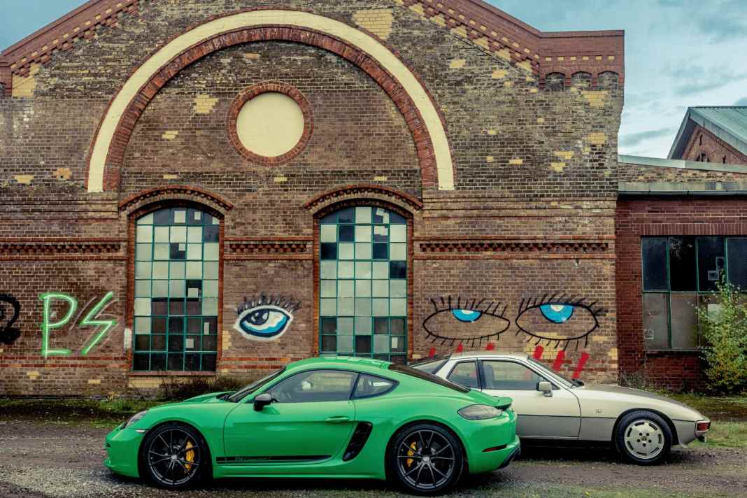Cayman T vs. 924 S: 1.350 kg leicht ist der crashsichere Mittelmotor-Porsche, 1.190 kg wiegt der 924 S, der Airbags und Euro. NCAP-Crashtests noch nicht kannte. Mit 1.276 mm (Cayman T) und 1.275 mm (924 S) sind beide Porsche praktisch identisch hoch.