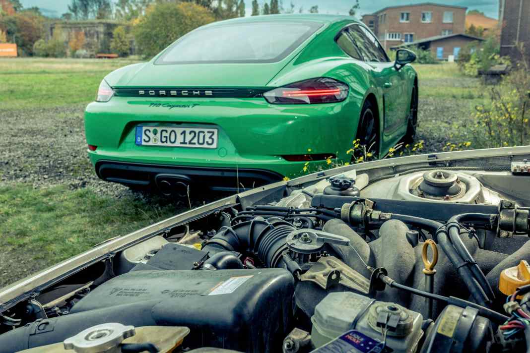 Reihen- vs. Mittelmotor: Der 2,5-Liter-Vierzylinder-Sauger des 924 S arbeitet über der Vorderachse. Haube auf, Motor da. Den 2,0-Liter-Vierzylinder-Turbo des Cayman T hat Porsche unsichtbar hinter den Sitzen verbaut. Dafür gibt es vorne und hinten einen Kofferraum.