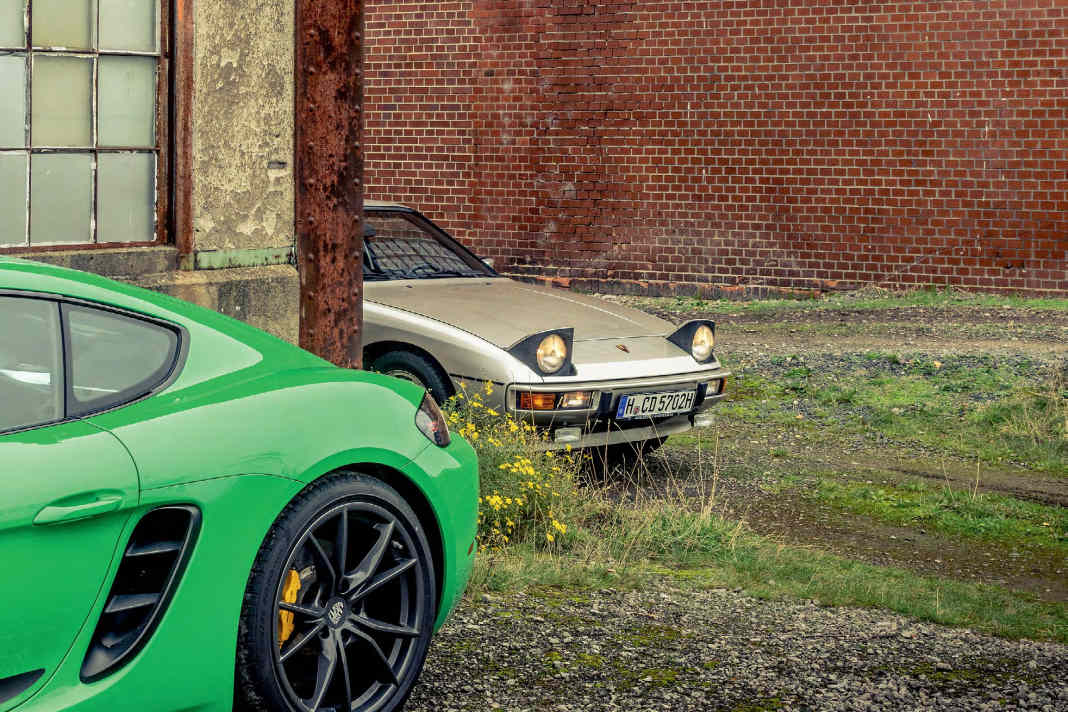 Rad der Zeit: Die 20 Zoll großen Carrera-S-Räder des Cayman T gehören zur Serienausstattung. Der 924 S kontert mit Klappscheinwerfern.