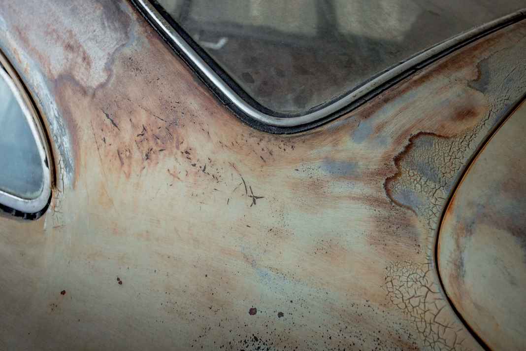 UV-Licht, Sand und Termiten: Der 356 hat in Kalifornien in einer offenen Scheune gestanden. Links ist er mehr verwittert als rechts. Sogar ein Termitennest hat er mal beherbergt.