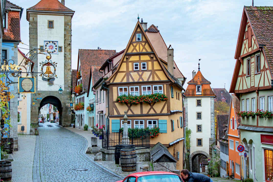Natürlich geht es auch am Plönlein vorbei, dem Wahrzeichen von Rothenburg ob der Tauber und dem meistfotografierten Gebäude der Stadt. Übersetzt heißt der Begriff Plönlein übrigens »Kleiner Platz am Brunnen«.