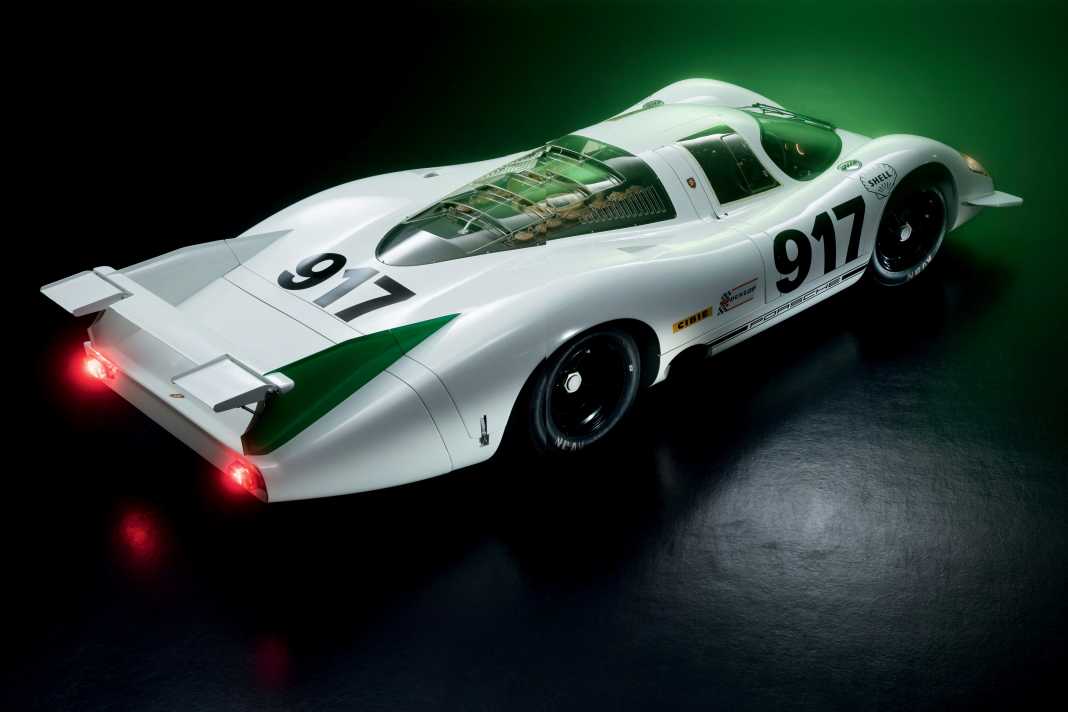 917 Langheck Eine schon optisch absolut ästhetische Erscheinung – und sportlich eine Revolution. Der V12-Mittelmotor leistet 560 PS und katapultiert den 830 Kilogramm leichten Wagen auf bis zu 320 Stundenkilometern.