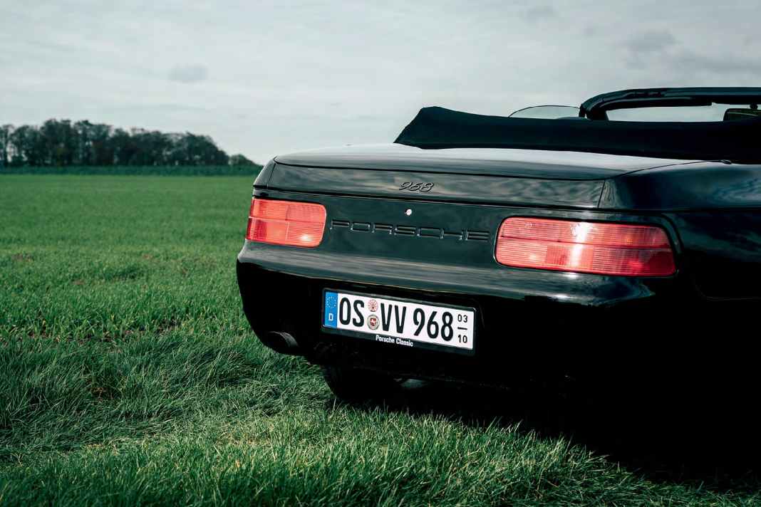 Außergewöhnlich sind beim Porsche 968 die Scheinwerfer, die beim Einschalten des Lichts aufklappen. Das flach gezeichnete Heck des Cabrios wird von markanten Rücklichtern dominiert.