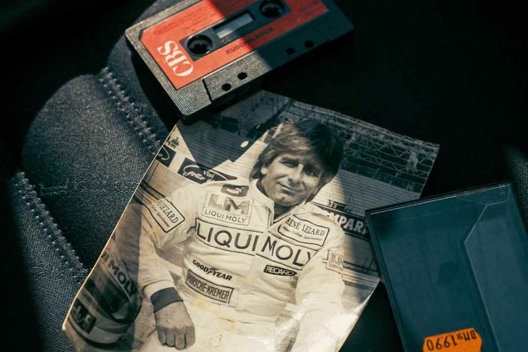 Bis heute im Handschuhfach: eine Kuschelrock-Kassette und ein Pressefoto. Manfred Winkelhock auf der Boxenmauer von Monza