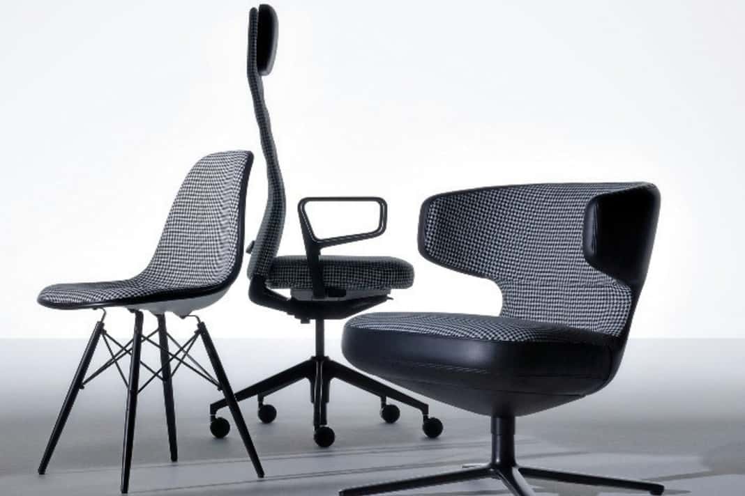 Die drei Protagonisten der Vitra-Edition (v. l.): der Eames Plastic Side Chair, der Bürostuhl ID Trim L und der Designersessel Petit Repos