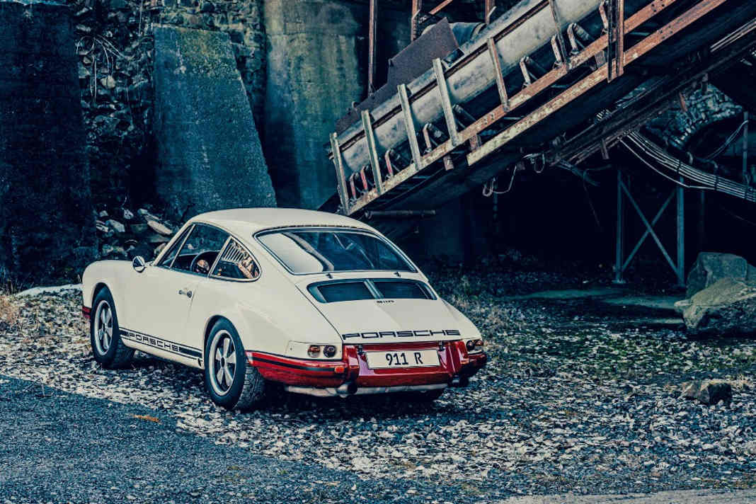 Zwölf Lackschichten mussten weichen, ehe der Wagen in Hellelfenbein neu lackiert werden konnte