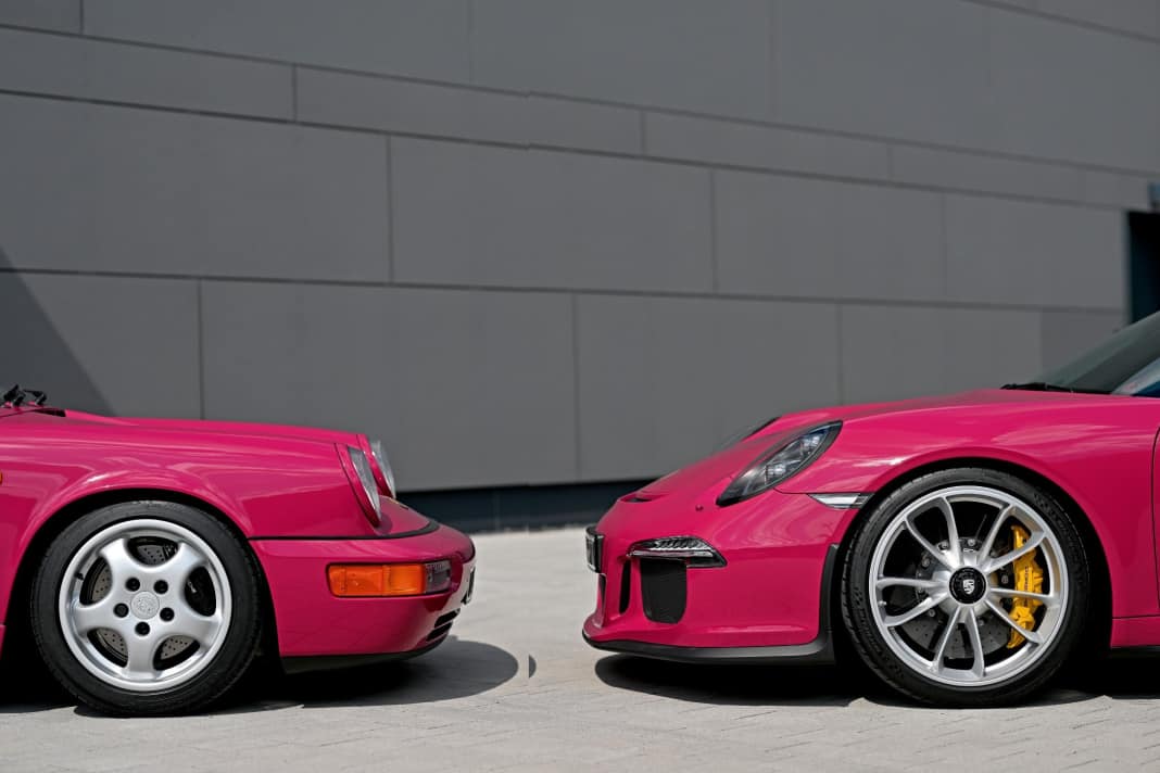 Treffen sich der 911 Carrera RS (964) und der 911 R (991) in der außergewöhnlichen Farbe Sternrubin, die ein Comeback feierte
