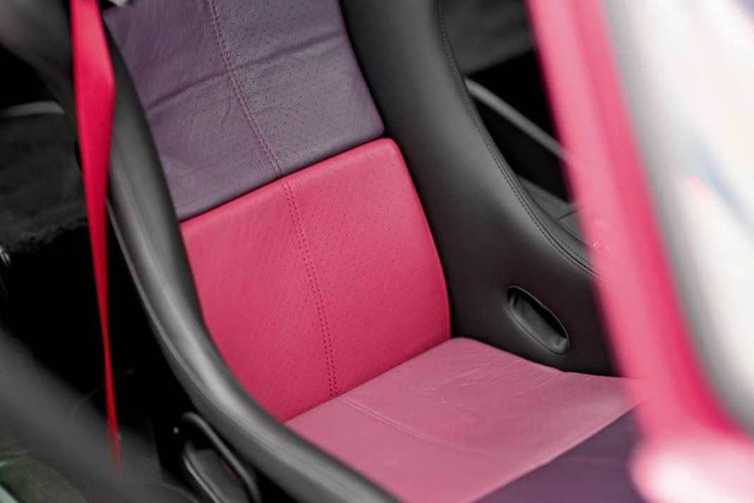 Die Recaro-Schalensitze waren mit Leder bezogen und erhielten unterschiedliche Farbkombinationen, jeweils passend zur Außenfarbe.