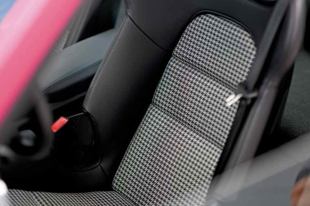 Eine Volllederausstattung wurde aus Gewichtsgründen nicht angeboten. Stattdessen legte Porsche den Hahnentritt-Stoff neu auf