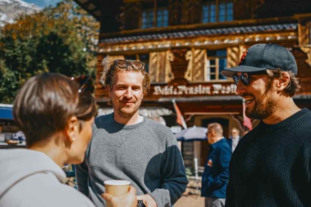 Coffee-Talk: Bianca Leppert tauscht sich mit Felix Bauermeister von Heizr und Ken Hake von Petro Surf aus (v. l.)