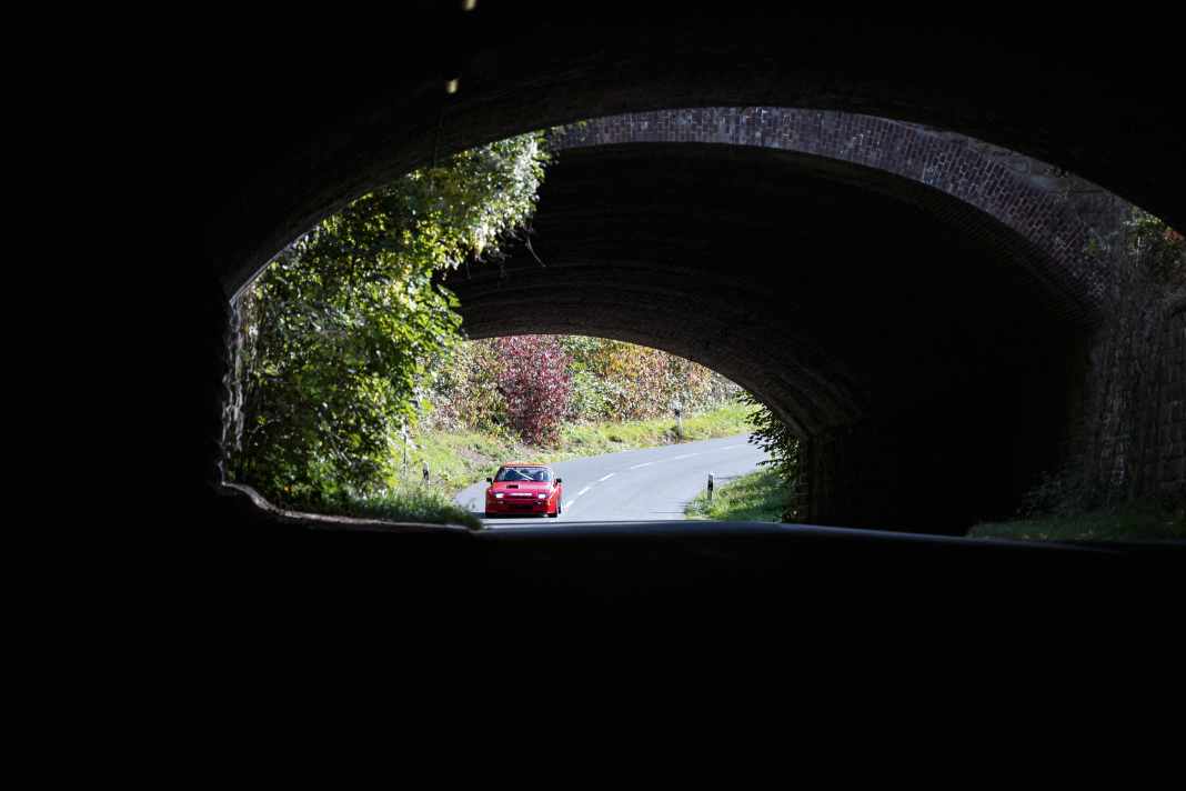 Dritter Gang. Mit kurzem Kick-down in den Tunnel. Durch den offenen Spalt des Plexiglas-Fensters pfeifft der Turbo das schnelle Lied des GTS.