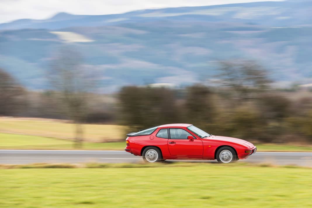 Quirlig: Das agile Handling des 924 macht vor  allem eins: enorm viel Spaß. Dies  verdankt er auch seinem Transaxle- Layout mit dem Getriebe an der  Hinterachse.