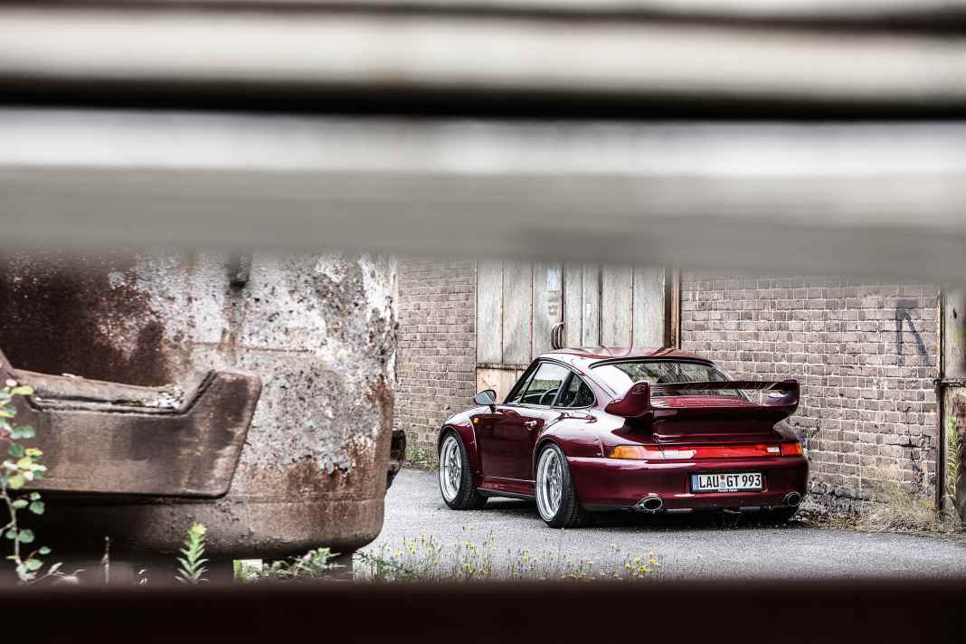 Die Rennstrecke war seine Berufung. 194 Stück hat Porsche vom 911 GT2 lediglich gebaut, einen Schönheitspreis wollte er mit seinen geschraubten Kotflügel-Verbreiterungen nicht  gewinnen. Klassensiege in Le Mans genügten völlig.