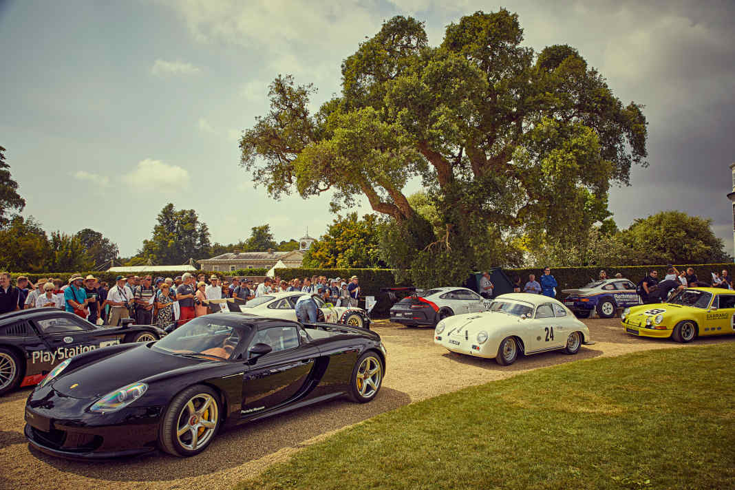 In guter Gesellschaft: der Porsche Carrera GT auf dem Kiesrondell vor dem Wohnhaus des Duke. Vor Porsche durfte hier noch keine Marke ihre Klassiker beim Festival of Speed aufreihen.