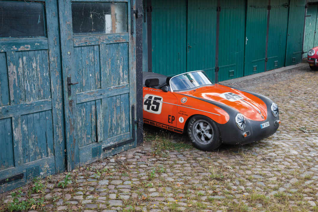 Altes Fahrerlager? Nicht ganz – nur ein Hinterhof in Hamburg. Aber die optimale Kulisse für den Renn-356, der fast so aussieht, als käme er frisch von der Piste.