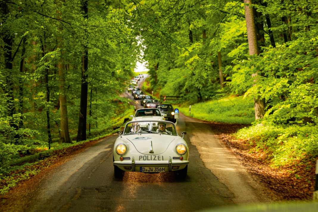 Dieser historische Porsche erregte besonders viel Aufsehen: Prof. Dr. Jürgen Wettke ergatterte vor einigen Jahren den einzigen überlebenden Polizei-Porsche 356 aus den Beständen der Düsseldorfer Autobahnpolizei. Der 356 B von 1960 führte durch Zufall diese Porsche-Parade an, kein Zufall war die Startnummer 110.
