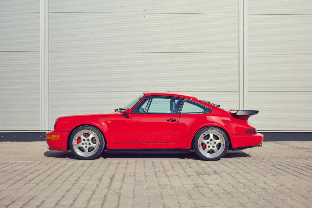 Einer von nur drei Prototypen: Der indischrote 964 Turbo 3.6 mit dem ursprünglichen Kennzeichen BB-PW 128 kam in Privathand und kehrte jetzt zur Aufarbeitung zu Porsche Classic zurück. Großer Bahnhof für einen der schönsten 911er aller Zeiten.