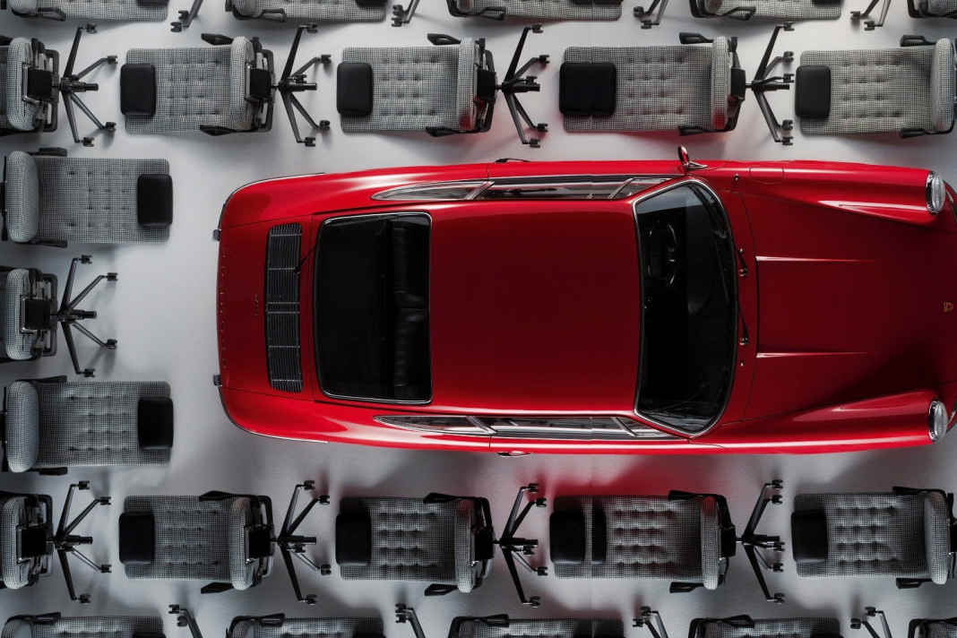 Der Schweizer Designmöbelhersteller Vitra fertigt drei seiner ikonischen Stühle in limitierter Auflage für Porsche. Als Besonderheit sind die Klassiker mit dem Original-Pepita-Stoff des Sportwagenherstellers bezogen. Ihre Premiere feiern die Produkte im Rahmen der „The Art of Dreams“-Veranstaltung in Mailand. In dem Zusammenhang entstand dieses Foto.