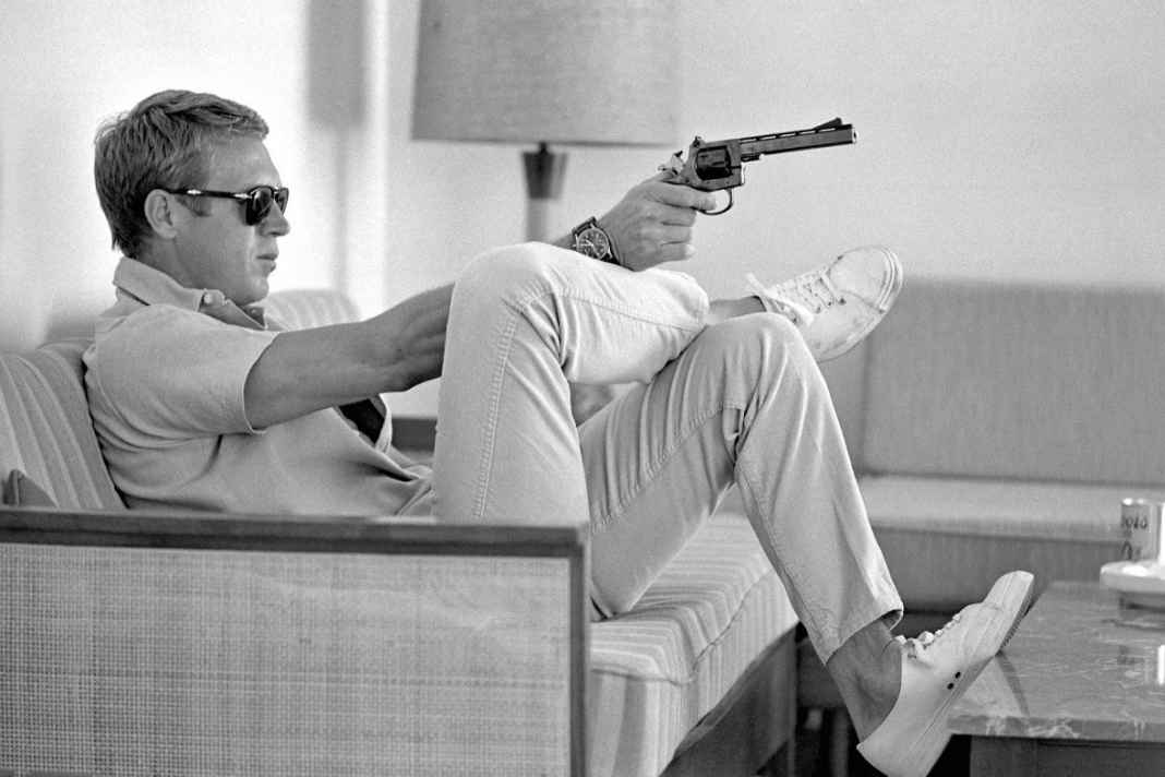 So inszenierte sich Steve McQueen für eine Homestory des Life Magazine 1963: Revolver gespannt, am rechten Handgelenk die Hanhart 417 ES.