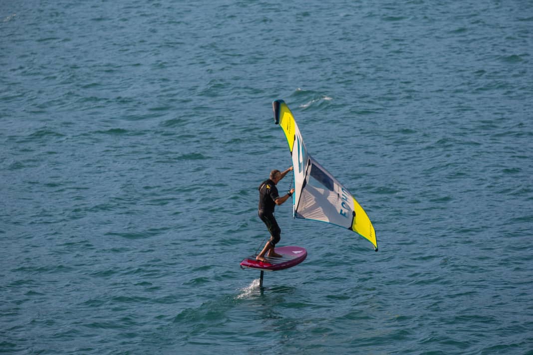 1. pick up some speed before jibing and check the free space to leeward. Wings with sail windows have an absolute advantage over wings without windows, especially at busy spots, because they offer a much higher level of safety.